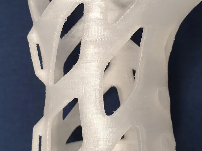 Weiße 3D-gedruckte Orthese aus Polypropylen (PP)