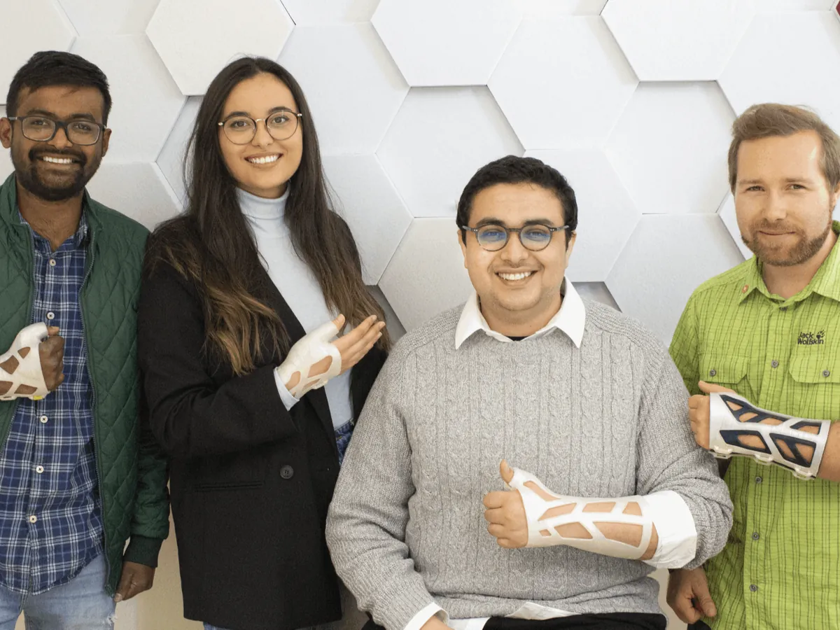 Das Team von 3D-Medico hält 3D-gedruckte Orthesen in den Händen